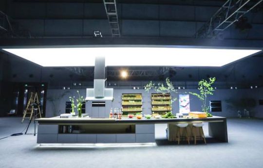 品牌產(chǎn)品|方太推出創(chuàng)新EA06中島式油煙機，重塑高端廚房生態(tài)